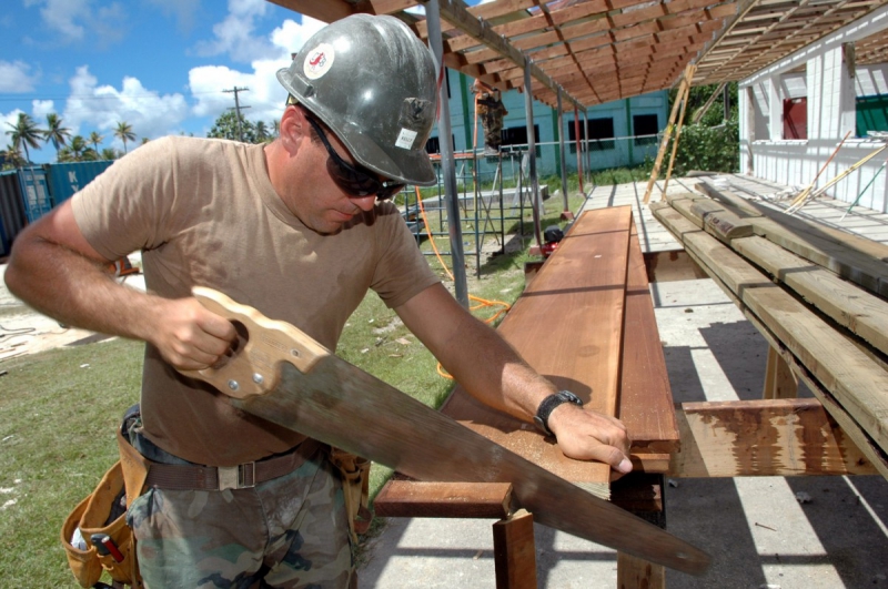 charpentier-LA ROQUEBRUSSANNE-min_worker_construction_building_carpenter_male_job_build_helmet-893290